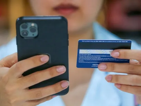 Vì sao kẻ lừa đảo đọc vanh vách số dư, biết chính xác mã OTP của bạn dù điện thoại vẫn nằm trên tay?