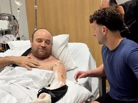 Người hùng ngăn xả súng ở Úc nhận tấm séc quyên góp hơn 1,6 triệu USD