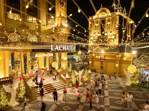 Khách sạn TP.HCM chi hơn 1 tỷ đồng hóa lâu đài Giáng sinh