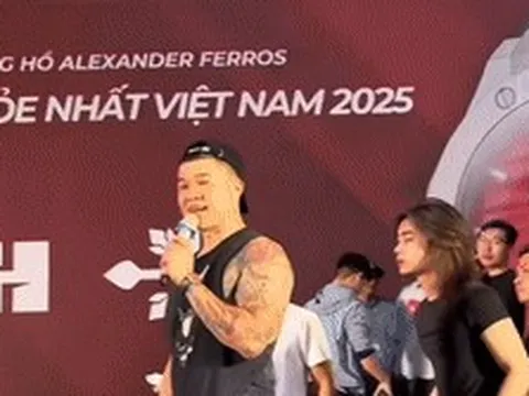 Anh chàng thư sinh nâng tạ 100 kg ở TP.HCM gây sốt