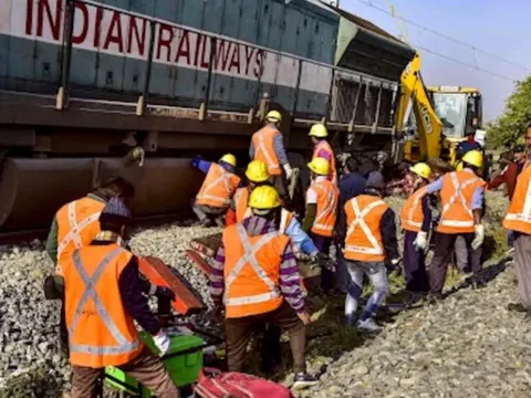 Tàu khách phanh gấp vẫn không kịp, 7 con voi chết trên đường ray Ấn Độ