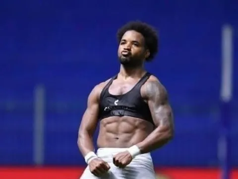 Xuân Son khoe cơ bụng 6 múi như Ronaldo