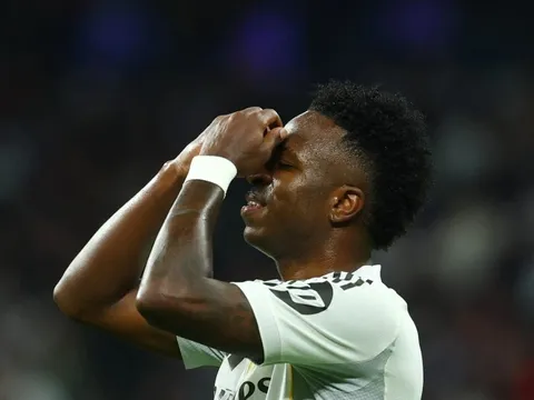 Vinicius gỡ ảnh Real Madrid