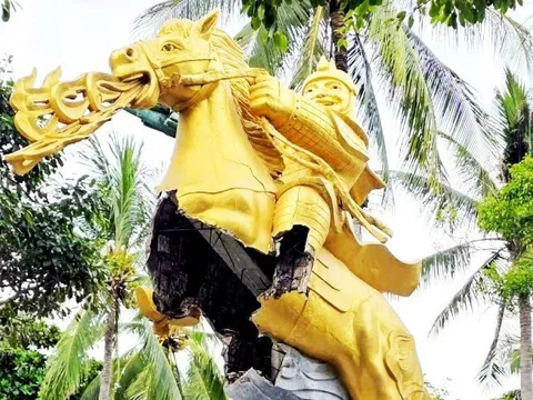 Tượng Thánh Gióng ở Nha Trang bị bể bụng, sở chỉ đạo khắc phục chưa hợp lý?