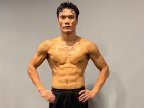 Bùi Tiến Dũng khoe cơ bụng 6 múi, con trai khen bố 'đẹp hơn Ronaldo'