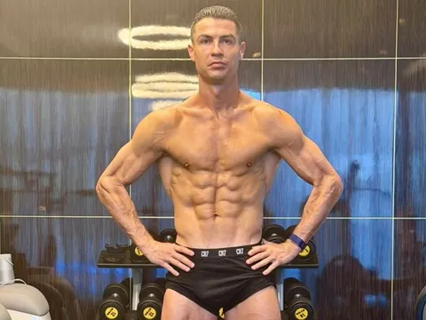 Ronaldo làm gì để có body 'nét như tạc tượng' ở tuổi 40?