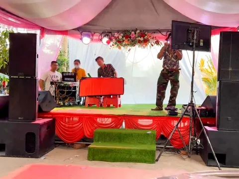 Hát Sầu tím thiệp hồng, Đêm cuối đến Lương Sơn Bá - Chúc Anh Đài trong tiệc cưới, nên cười hay khóc?