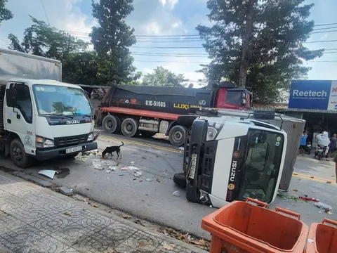 Xe ben tông xe tải, xe tải tông xe rác rồi lật ngang đường