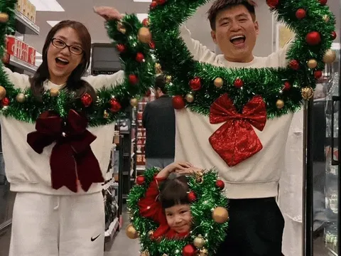 Gia đình Pam yêu ơi đu trend 'áo len xấu' dịp Giáng sinh