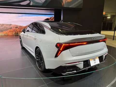 Kia K5 vẫn được nâng cấp, không phải xe điện mà vẫn là PHEV