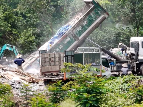 Chủ tịch Hà Nội chỉ đạo kiểm tra, làm rõ sau bài điều tra tùy tiện đổ rác thải xây dựng của Tuổi Trẻ