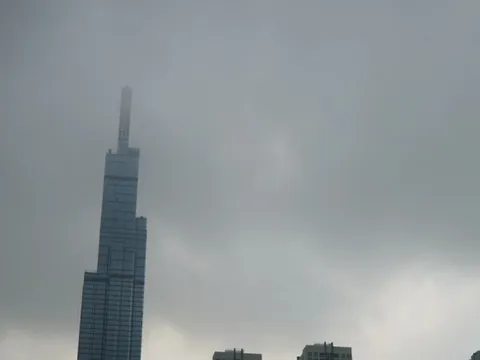 Sương mù phủ TPHCM, nhiều tòa nhà cao tầng mờ ảo trong màn sương