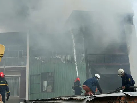 Cháy nhà trong khu dân cư đông đúc ở Đà Nẵng, người dân hốt hoảng vì cháy lan