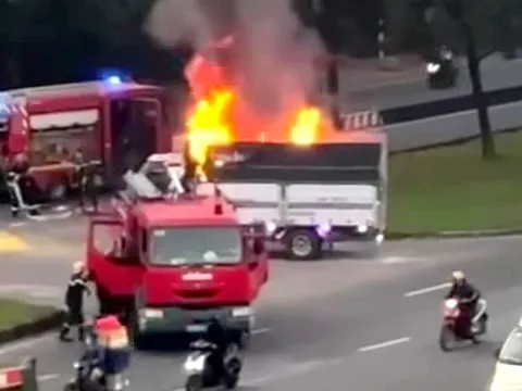 Tài xế lái xe tải bị cháy đến trụ sở cảnh sát chữa cháy nhờ dập lửa