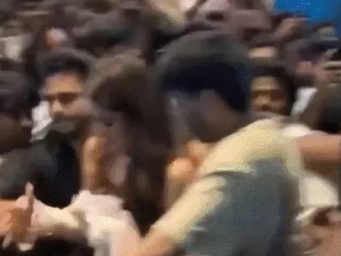 Thấy gì từ đám đông 'như kền kền' vây kín, sàm sỡ nữ diễn viên Ấn Độ?