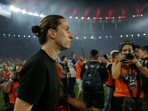 Filipe Luis đòi lương cao ngất sau kỳ tích