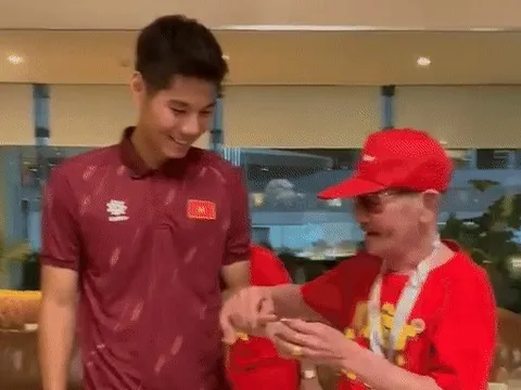 Tuyển thủ U22 Việt Nam được ông ngoại 'thưởng nóng'