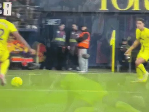 Pha vào bóng rợn người với Yamal