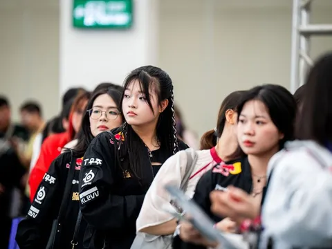 Hàng nghìn fan nữ chờ từ sáng để gặp Faker, T1