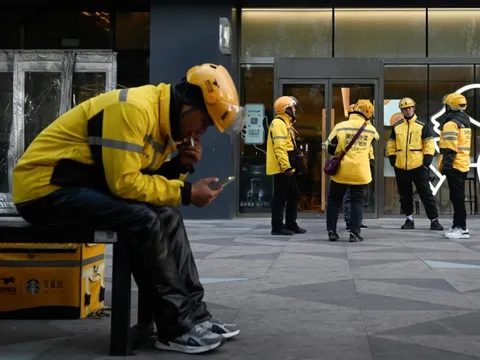 Phận đời 12 triệu shipper: Làm 14 tiếng/ngày nhưng chỉ đủ sống, đi giao đồ nhưng phải đánh cuộc sức khỏe và phẩm giá