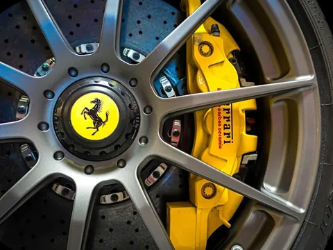 Đĩa phanh carbon-ceramic có ưu và nhược điểm gì?