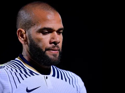 Dani Alves vừa đá bóng, vừa làm chủ CLB