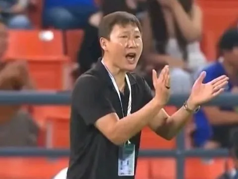 Chiếc áo và nhẫn 'vía' của HLV Kim Sang-sik