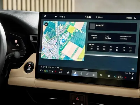 Dùng màn hình cảm ứng khi đang lái xe - mất thời gian, giảm an toàn