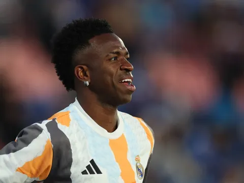 Fan Real Madrid đổi thái độ với Vinicius