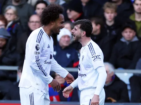 MU hoãn quyết định với Zirkzee