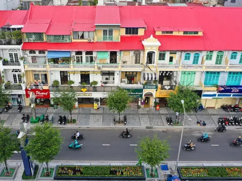 Toàn cảnh đường Lê Lợi trước và sau cuộc 'thay áo mới', bừng sáng dịp Giáng sinh