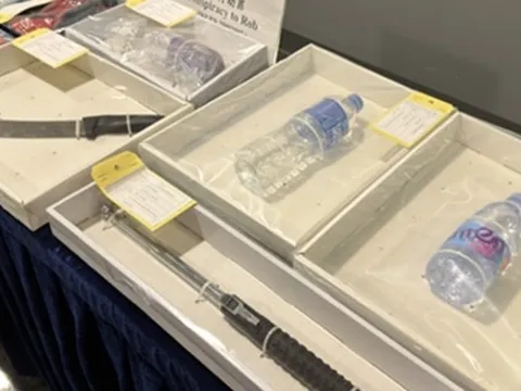 Cướp táo tợn 1 tỉ yen tiền mặt trong 30 giây ở Hồng Kông