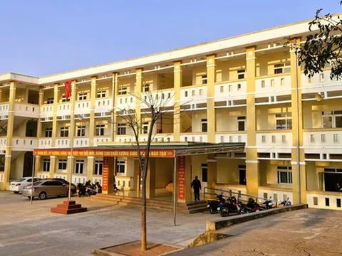 Trường học xây gần 8 tỉ đồng bỏ không, học sinh phải xin học nhờ