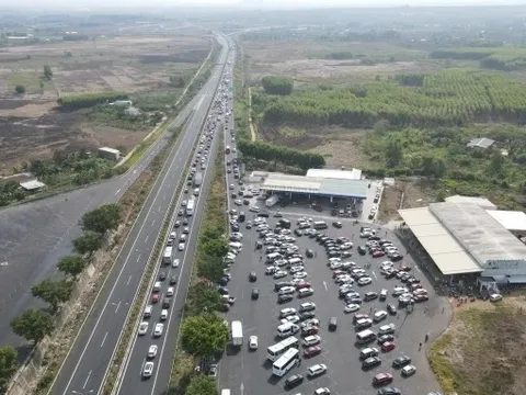 Tài xế 'ngóng' trạm dừng nghỉ trên cao tốc
