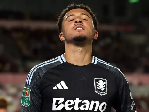 Động thái lạ của Sancho