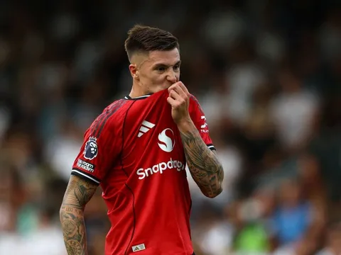 Ảnh đội hình MU lộ chi tiết lạ về Sesko