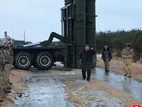 Ông Kim Jong Un thị sát nhà máy tàu ngầm hạt nhân, xem phóng tên lửa cao 200km 'vào không gian'