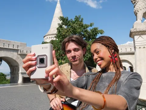 Khi chụp ảnh selfie trở thành chuẩn mới nhờ instax mini LiPlay+