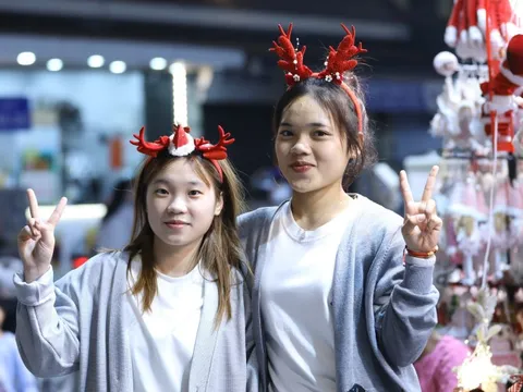 Đêm Noel, trung tâm Hà Nội rực rỡ và đông vui như lễ hội đường phố