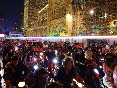 'Biển người' đổ về trung tâm TP.HCM trong đêm Giáng sinh