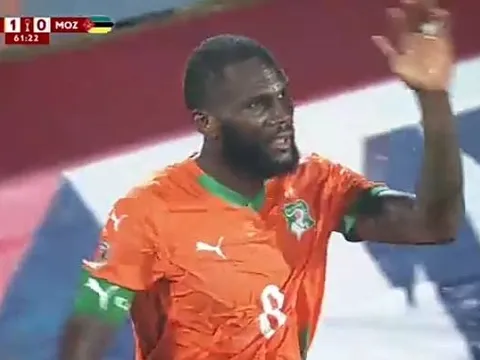 Pha bóng hài hước gây sốt ở cúp châu Phi