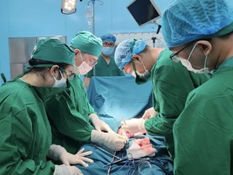 Bác sĩ 5 bệnh viện ở TPHCM cấp cứu người đàn ông kẹt giữa 2 ghe nguy kịch