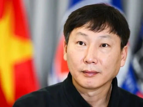 HLV Kim Sang-sik nhận HCV vàng 24K tri ân sau kỳ tích SEA Games 33