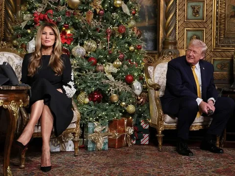 Tổng thống Trump và vợ hóa thân thành 'tổng đài viên' cho thiếu nhi dịp Giáng sinh