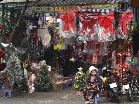 Tiểu thương rầu rĩ vì hàng trang trí Noel ế ẩm