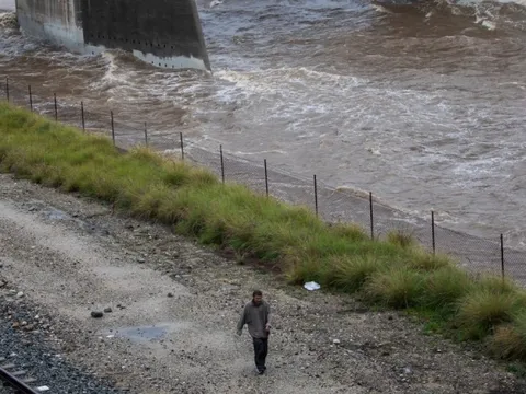 Mưa kỷ lục trút xuống bang đông người Việt ở Mỹ, chính quyền ban bố tình trạng khẩn cấp