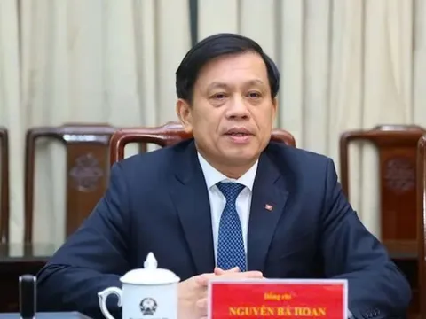 Thu giữ 25 phong bì tiền tỷ đề tên doanh nghiệp tại nơi làm việc của cựu Thứ trưởng Nguyễn Bá Hoan