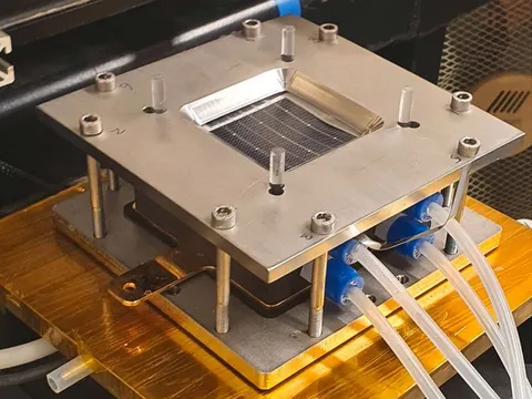 Phát minh "pin lỏng" có thể rung chuyển ngành điện mặt trời truyền thống toàn cầu