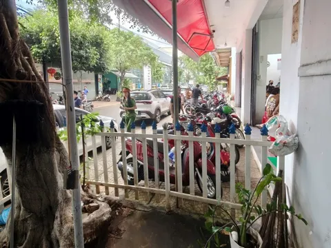 Chiếm dụng vỉa hè làm 'của riêng' ở Buôn Ma Thuột
