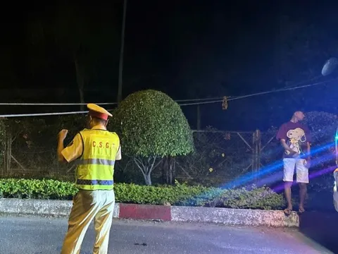 Cao tốc Liên Khương - Prenn tắc hai hướng do dây điện trung thế vắt ngang đường